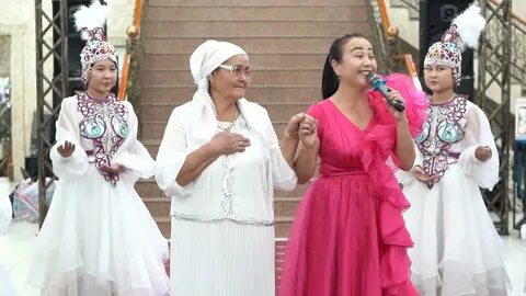 Қыз жыланды иығына салады