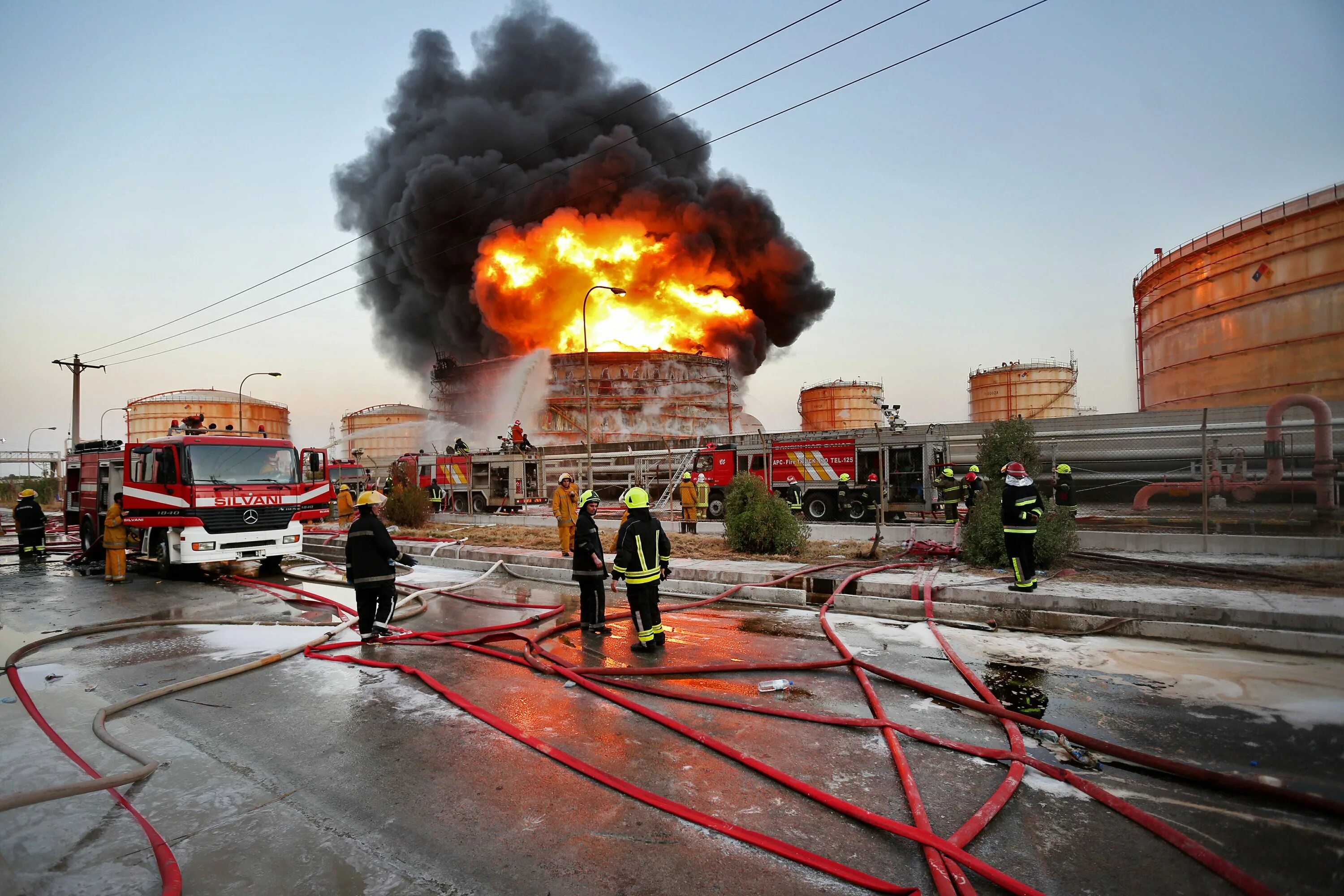 Нападение на завод. Взрыв на химическом заводе. Здании пожарных в Иране. Пожар на химзаводе. Пожар в Иране.