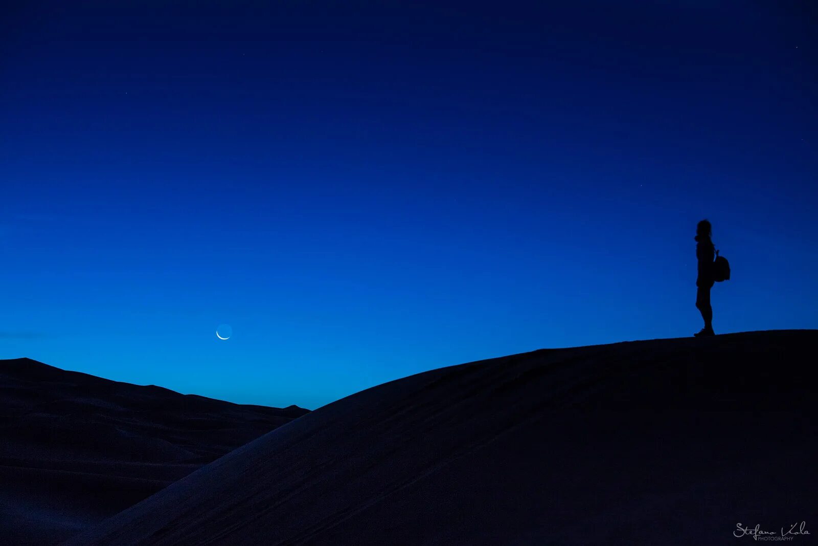 Пустыня ночью. Странник в пустыне ночью. Путник в ночи. Синяя пустыня ночь.