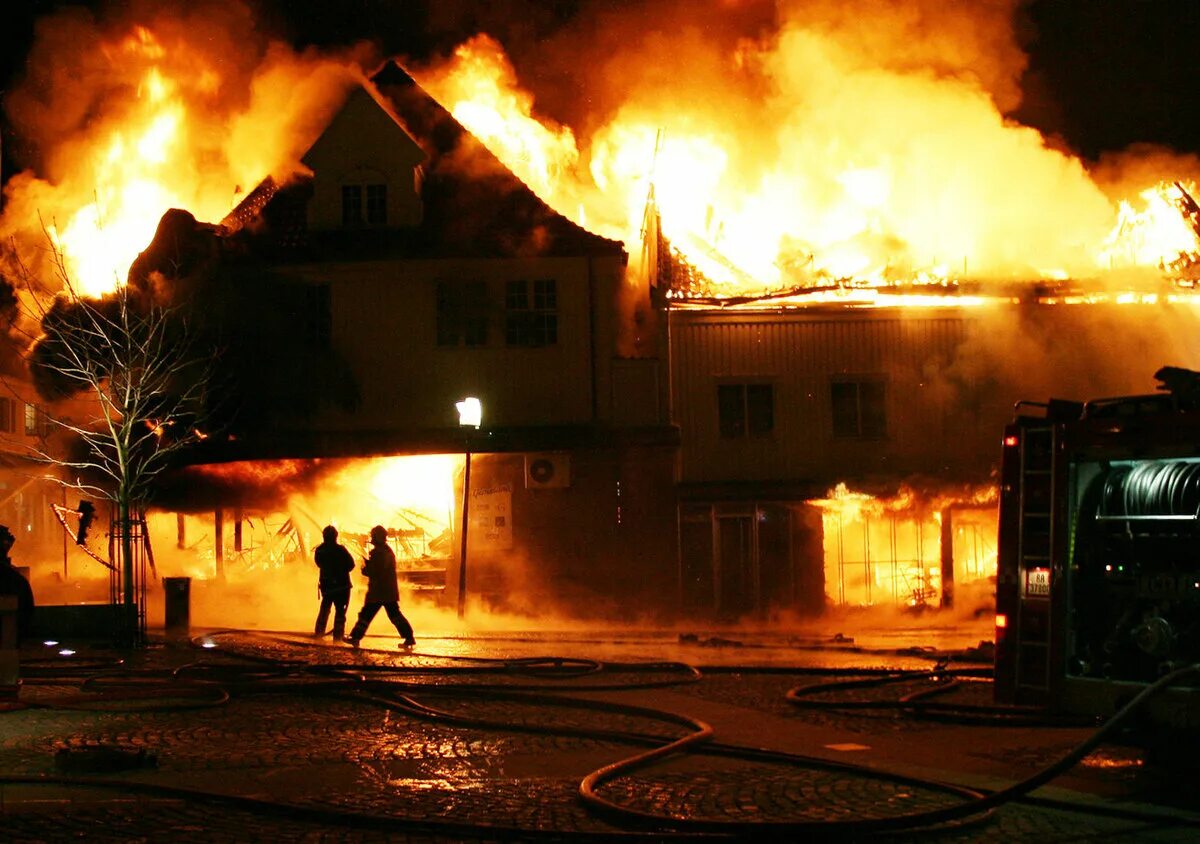 Пожар в городе. Дом в огне. Дом горит. Горящее здание во сне. Горящие здания.