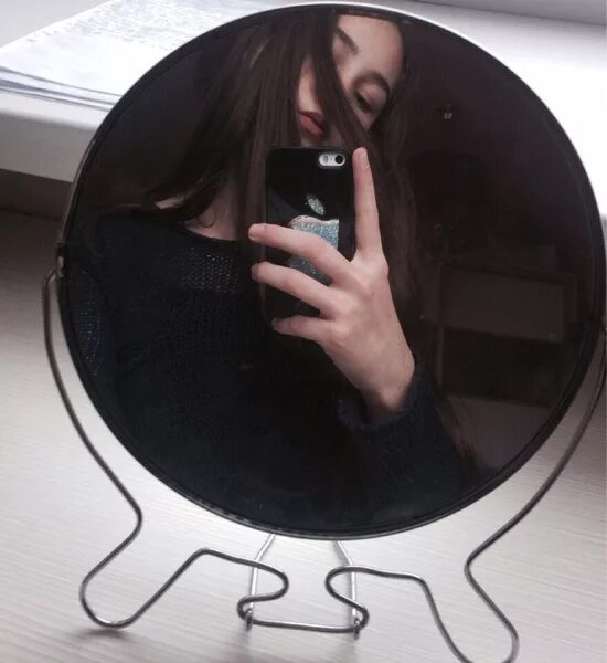 ава в зеркале девушка без лица. ава в зеркале девушка без лица. девушка с айфоном 14 в зеркале. девушка в зеркале без лица. альбина зейб.