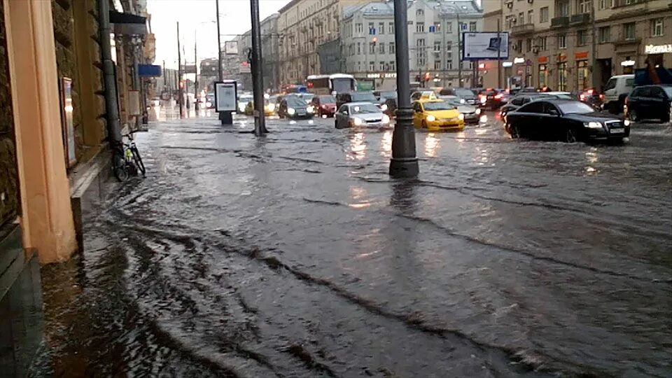 Дождь в Москве. Ливень в Москве. Москву затопило. Проливные дожди в Москве.