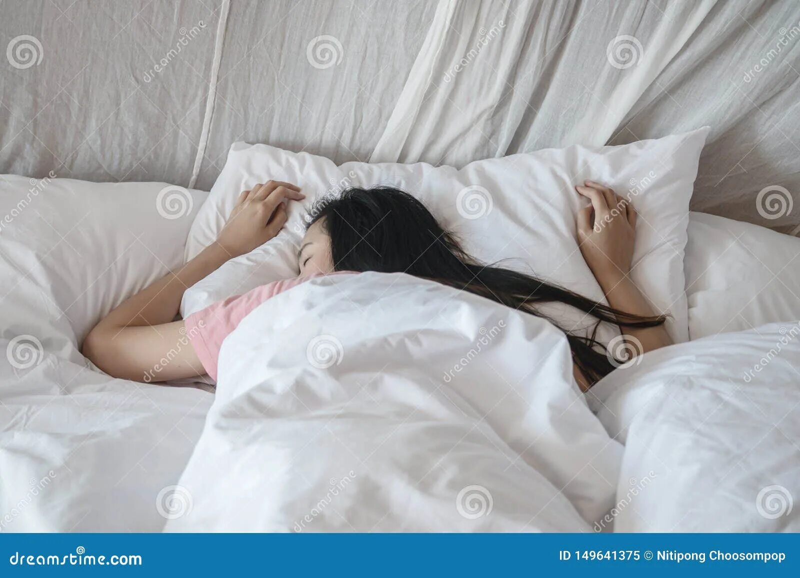 Брюнетка в спальне. Брюнетка на кровати под одеялом. Брюнетка в кровати в одеяле.