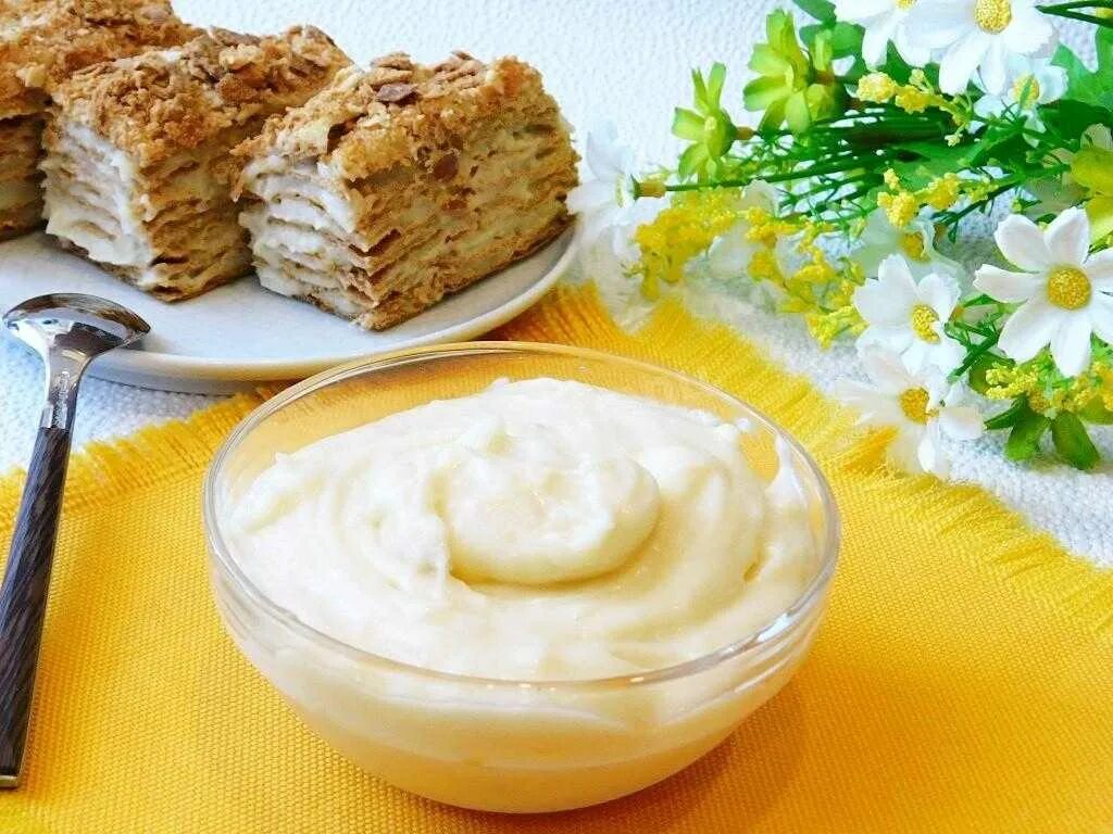 Вкусный крем сгущенка и масло. Заварной крем для Наполеона. Торт Наполеон с заварным кремом. Заварной пломбирный крем. Завареойкоем для Наполеона.