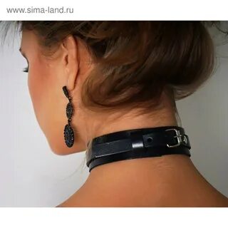Девушка носит ошейник на шее