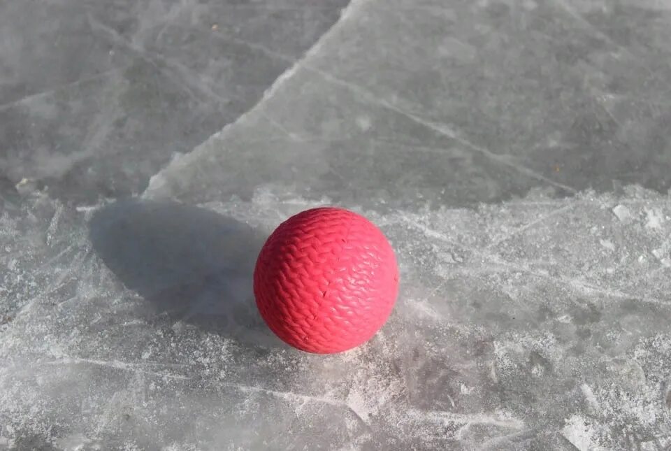Футбол мяч хоккей. Хоккей с мячом. Мячик для хоккея. Мяч для БЕНДИ. Хоккей с мячом на льду.