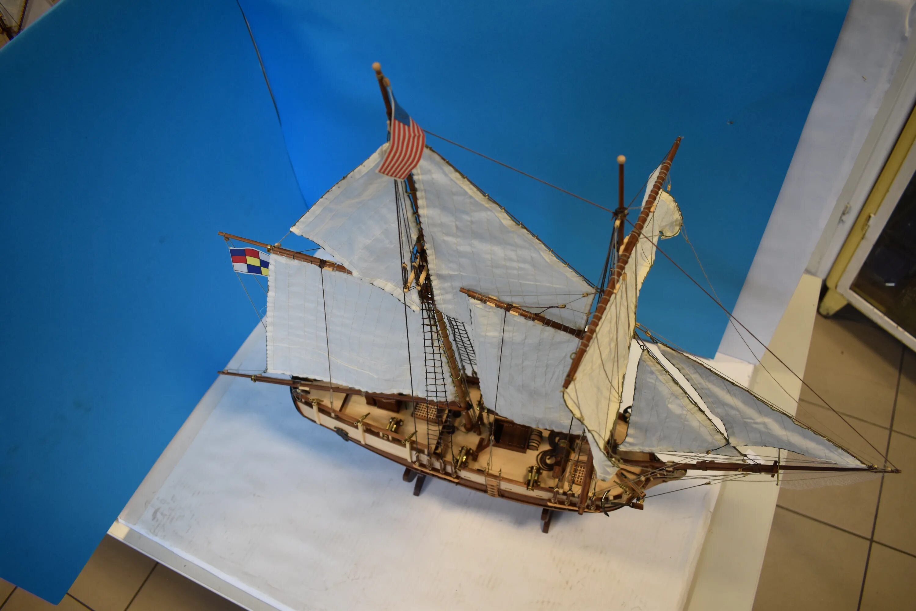 Оригами кораблик парусник. Как сделать парусник. Как сделать парусник. Корабль из зубочисток. Парусный корабль из спичек.