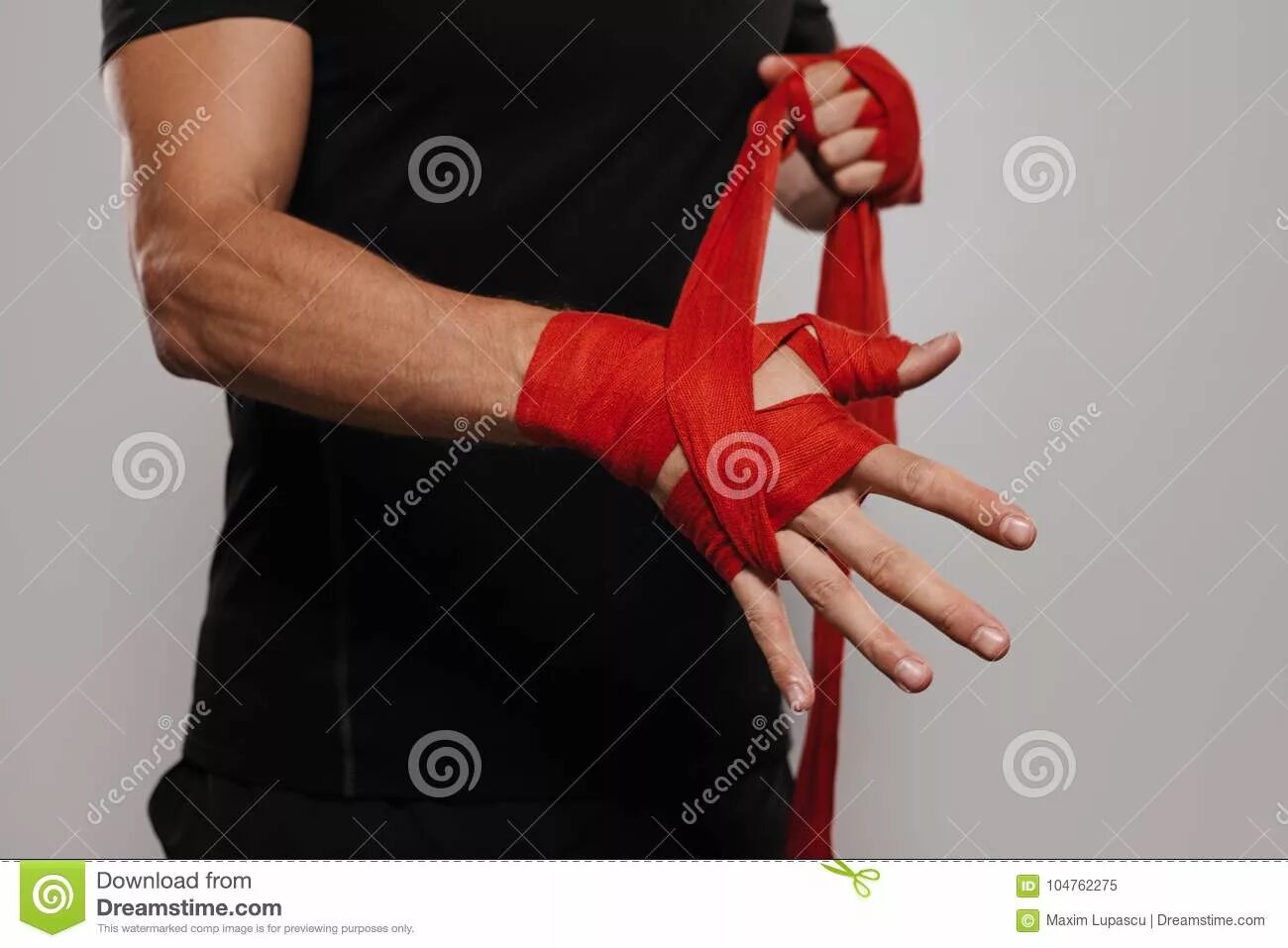Боксерские бинты на руке.