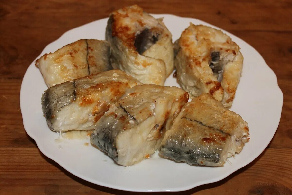 Пожарить рыбу на сковороде вкусно кусочками. Рыба пикша жареная. рыба макрурус жареная. рыба минтай жареная. пикша жареная на сковороде.