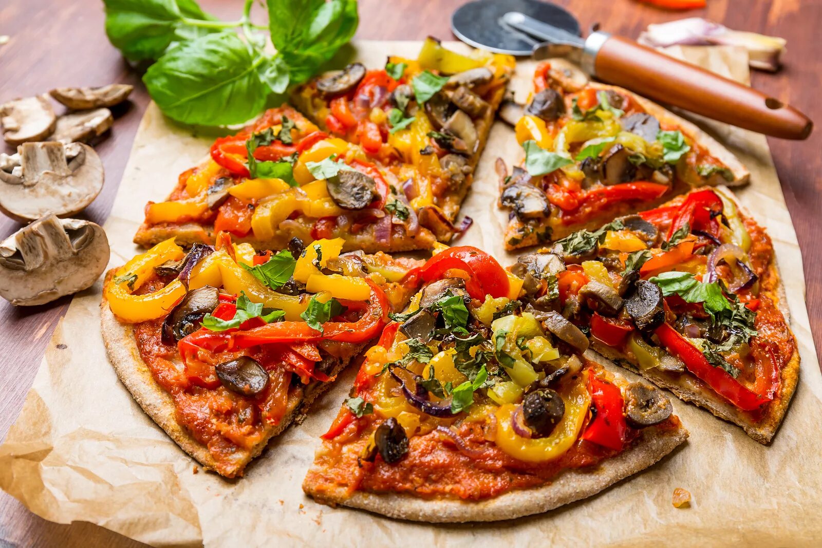 Овощная пицца рецепт. Пицца овощная. Пицца с овощами. Пицца Вегетарианская. Веганская пицца.