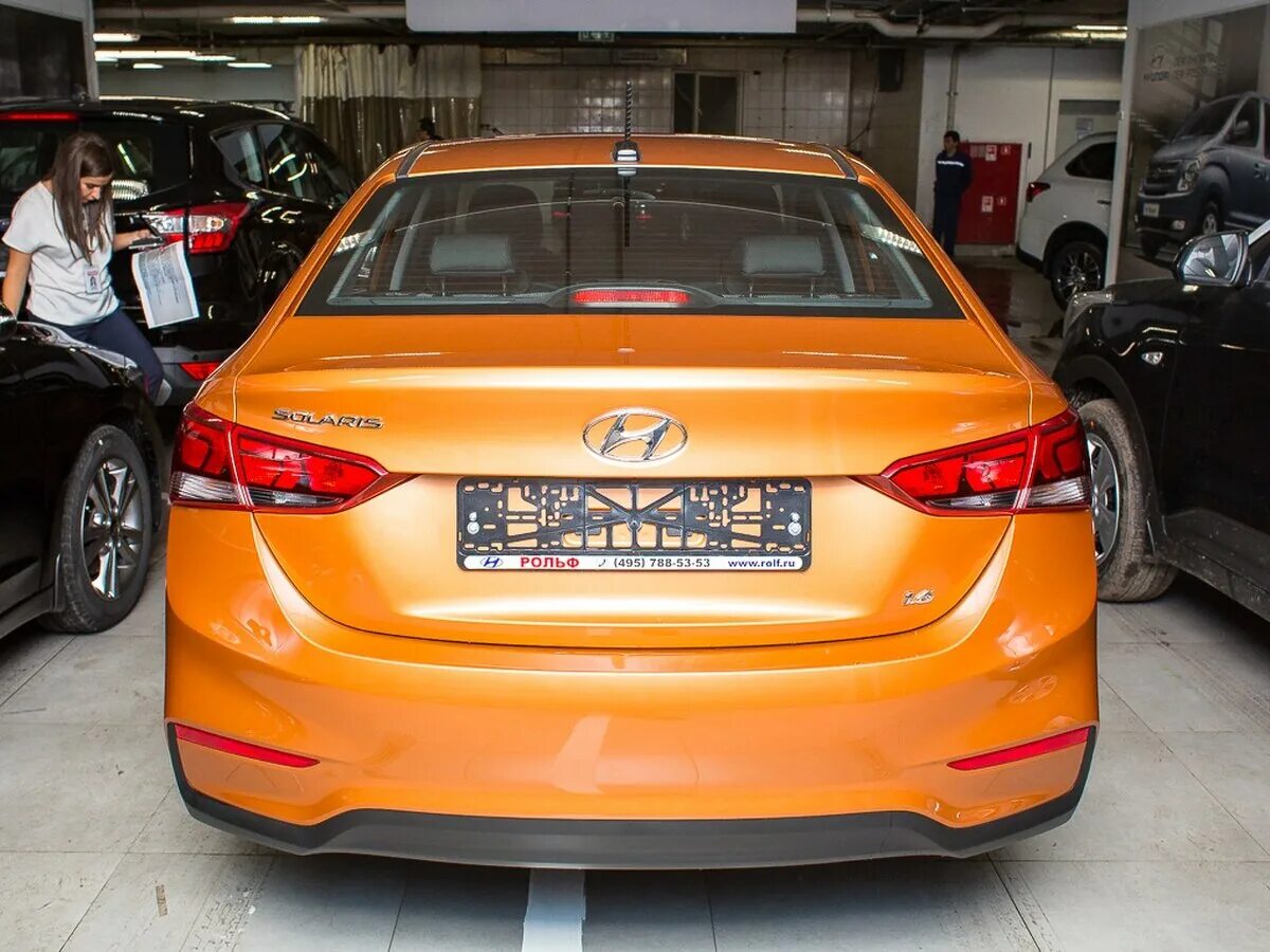 Киа рио 2018 оранжевая престиж. ) оранжевый с пробегом. Форд мустанг кабриолет 2018 желтый. Хендай солярис оранжевый 2022. Оранжевый 2018.