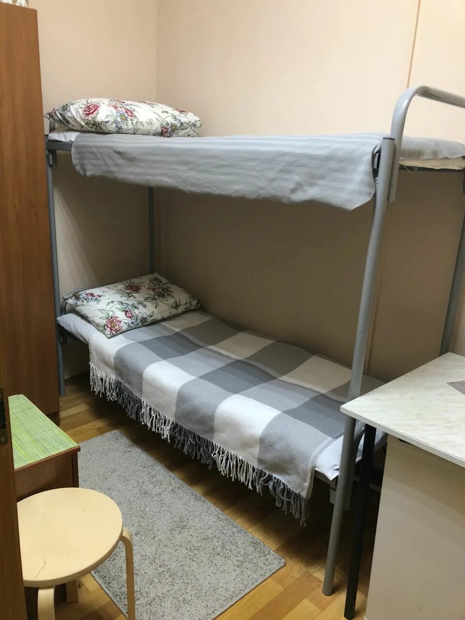 Койко место в комнате. Снять без посредников койко мест. Снять без посредников койко мест. Рядом койко место. Койка место озёрная.