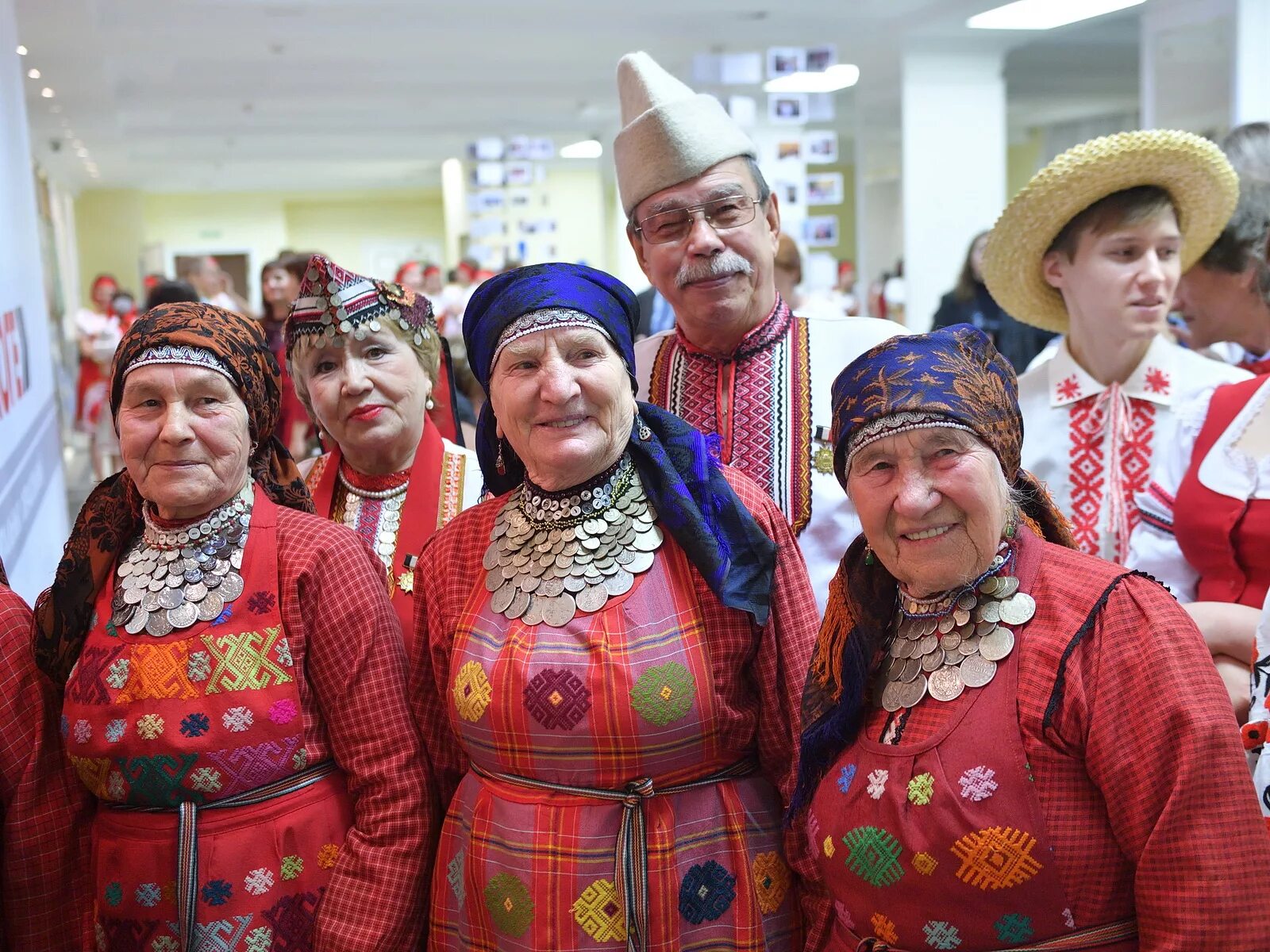 Удмуртия Национальность удмурты. УДМУРТКА нация. Народы Урала удмурты. Удмуртия народ внешность. Группа удмуртская республика