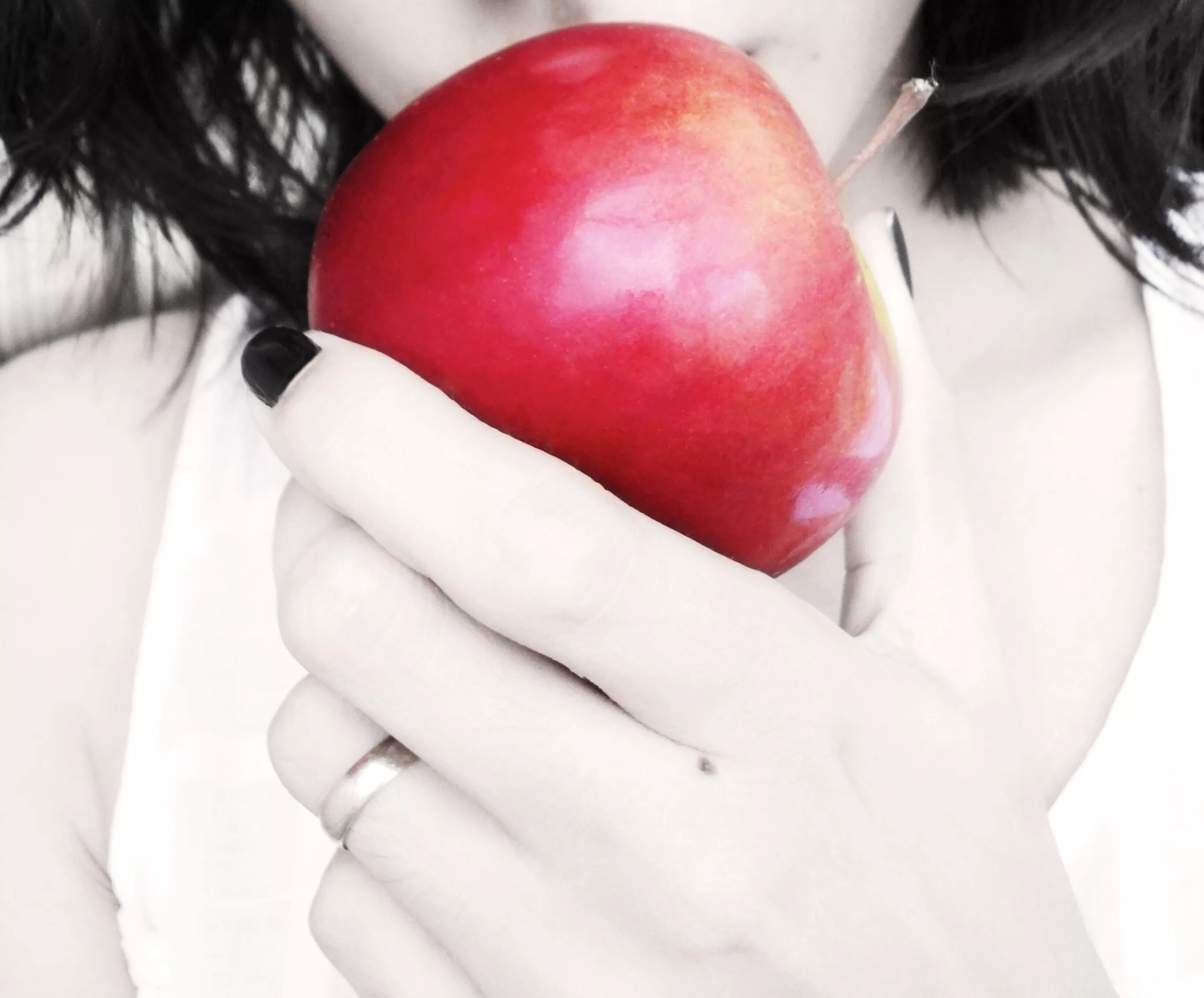 Запах яблок какой. Яблоко в руке. Яблоко в руке Эстетика. Красное яблоко в руке. Красное яблоко в куках.