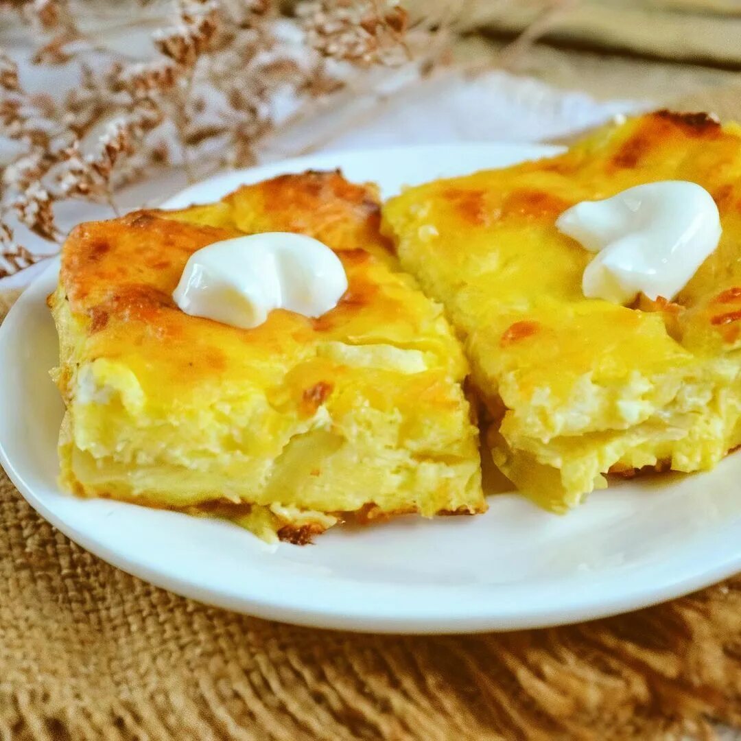 запеканка с яблоками на сковороде. запеканка творожная с яблоками в духовке с манкой. запеканка с яблоками. яблочный пирог арбекова. запеканка с яблоками на сковороде.