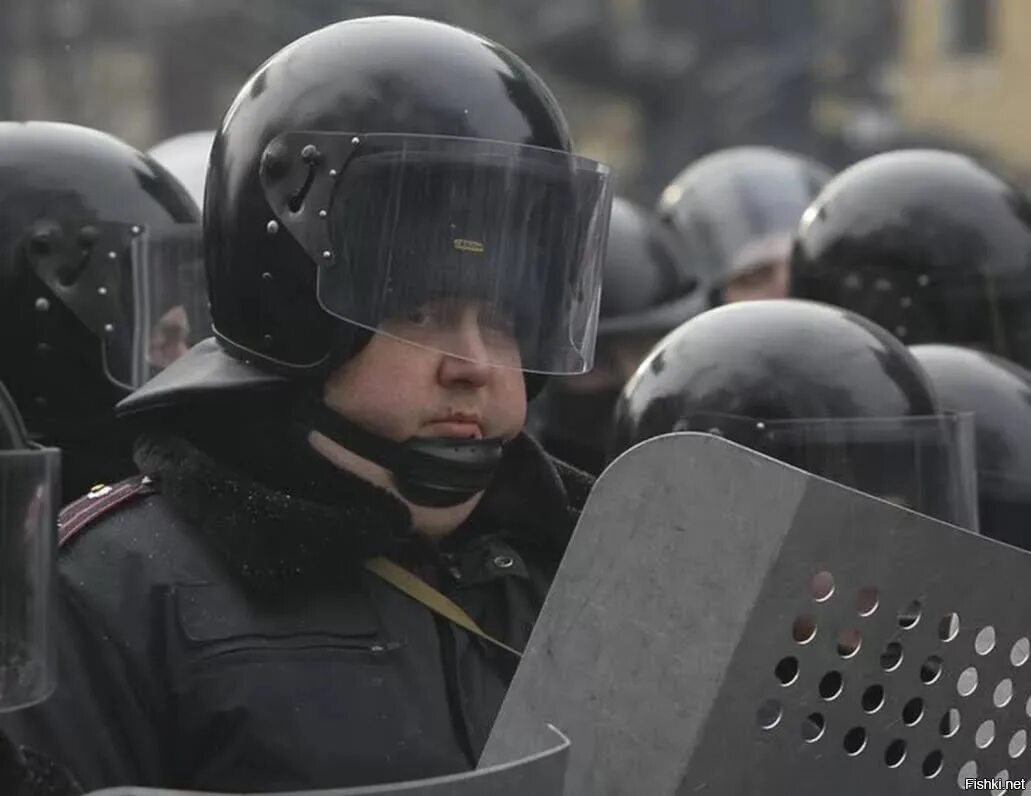 Бьют по каске