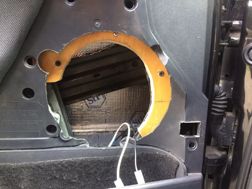 Подиумы renault megane 2. Рено меган 2 штатные динамики передние. Динамики в двери меган 2. Динамики в двери меган 2. Колонки меган 2 передние.