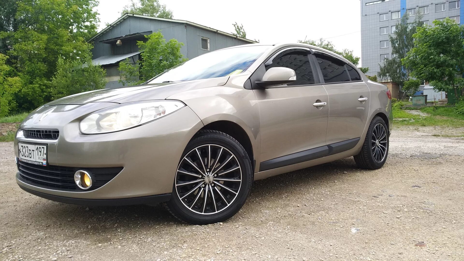 Renault Fluence r17. Черный Рено Флюенс r17. Бежевый Рено Флюенс на 17 дисках. Renault fluence на дисках