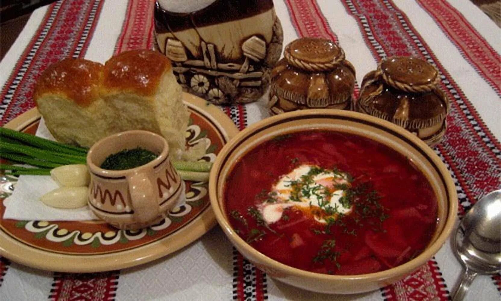Гуцульский борщ. Традиционная русская кухня. Белорусские национальные блюда. Украинский стол с едой. Русско украинские блюда
