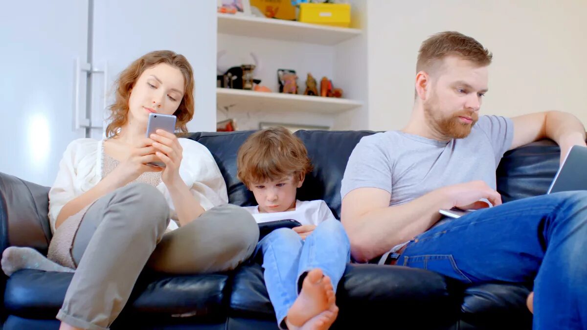 Родители и гаджеты. Взрослые дети сами по себе. Самостоятельность подростка. Ребенок за телефоном и родители. Ребенок с мобильником и мамой.
