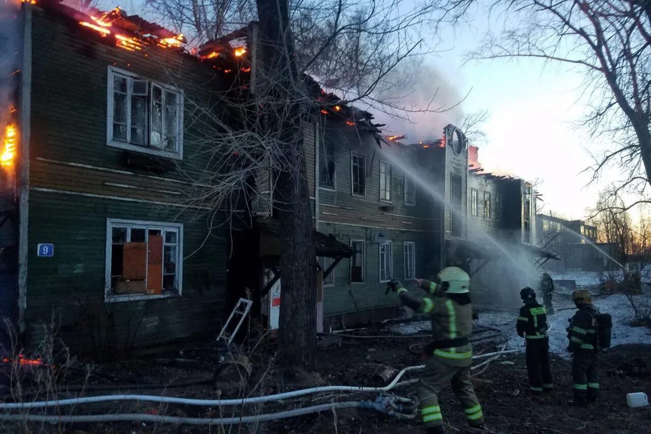 Пожар в частном доме. Горящий дом ночью. Горение дома. Горит дом ночью. Дом горит.