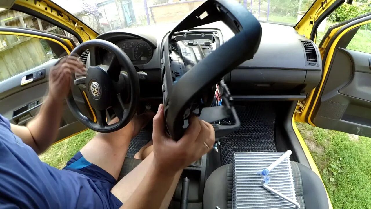 Как снять панель поло Замена главного цилиндра сцепления Volkswagen Bora, 1,6 л, 2002 года своими ру