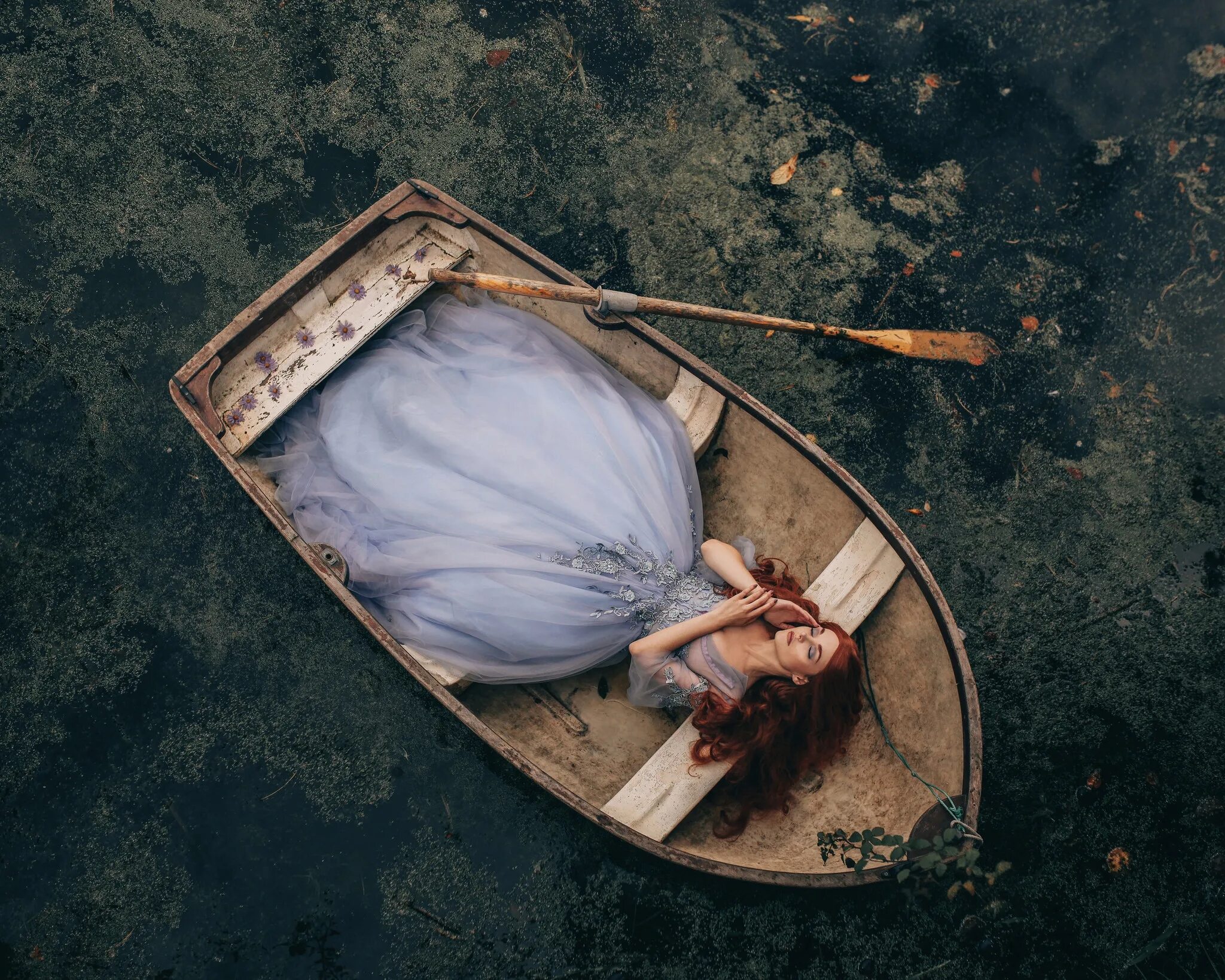 Меланхоличное состояние. Девушка в лодке. Фотосессия в лодке девушка. Девушка лежит в лодке. Фотосессия в деревянной лодке.
