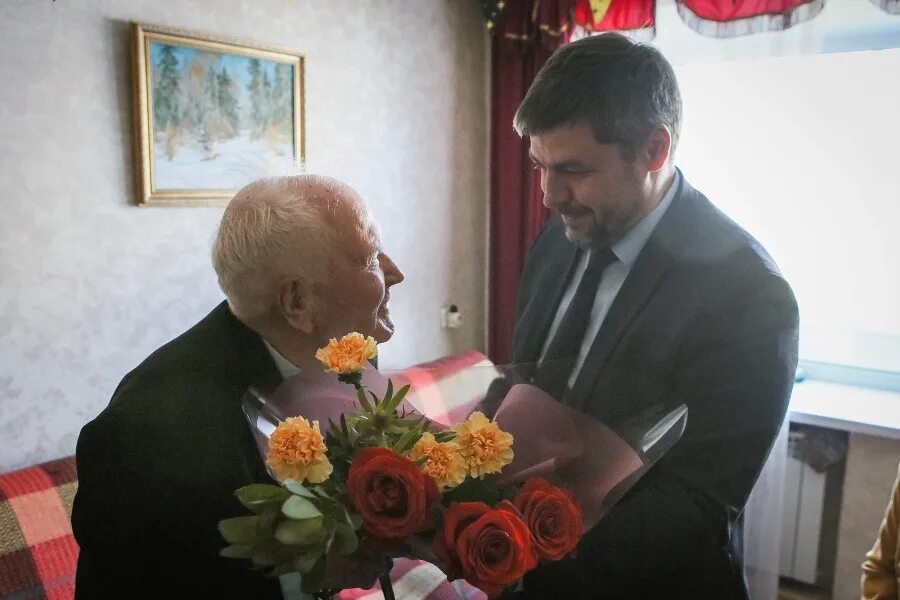 Ветераны отмечают юбилей. Ветеран юбилей. подарок ветерану. 9 мая ветераны.