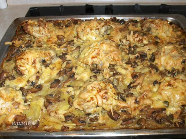 Приготовить шампиньоны с курицей в духовке. Курица с картошкой и шампиньонами в духовке. курица с картошкой и грибами в духовке. шампиньоны с картошкой и курицей. бедра с грибами в духовке.