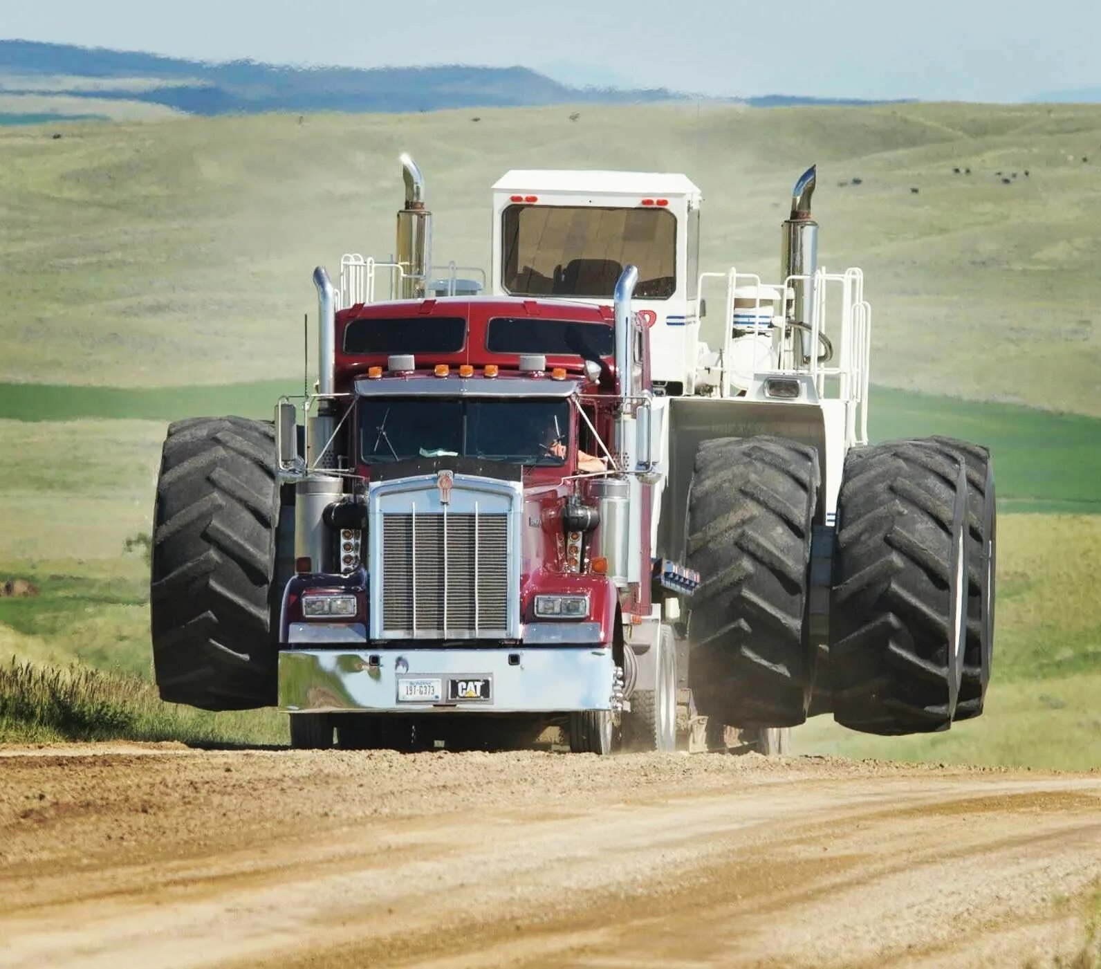 Большая машина трактор. Трактор big Bud. Big Bud 747. Трактора Challenger mt975. Трактор Биг БАД.