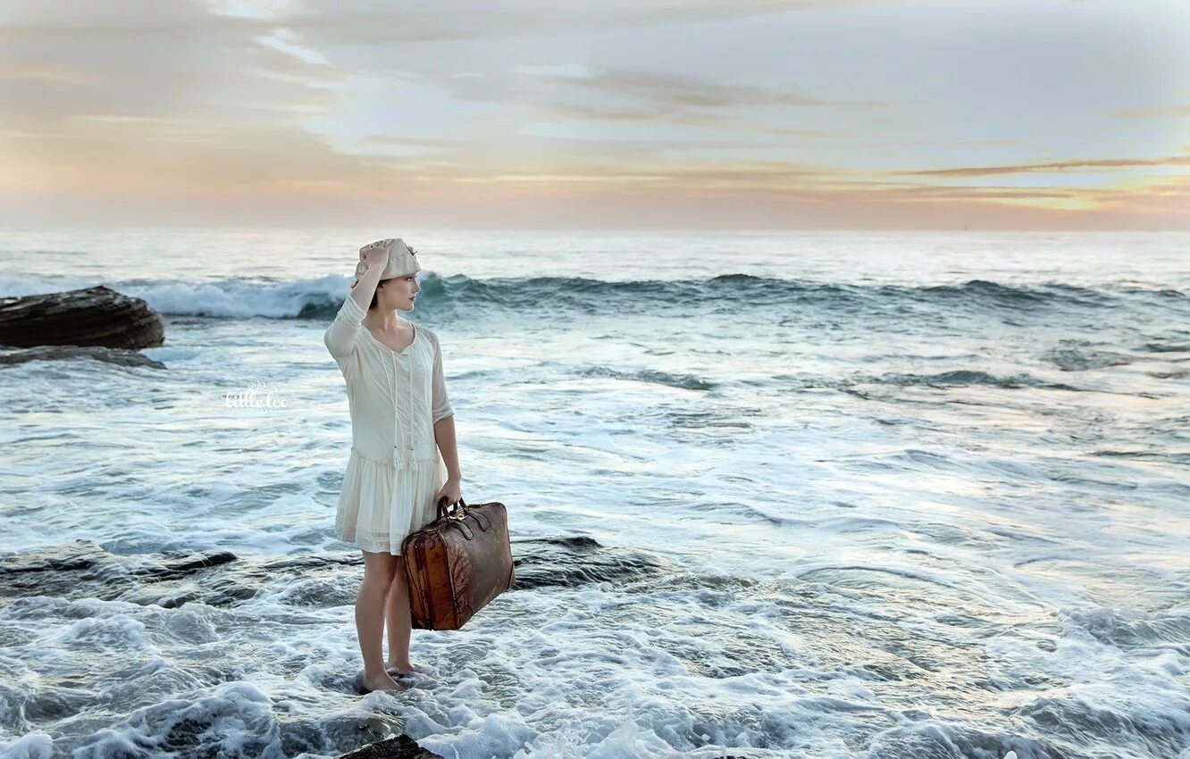 море грусть. море рядом слушать. одинокий мужчина на берегу моря. девушка и океан. девушка на камне.