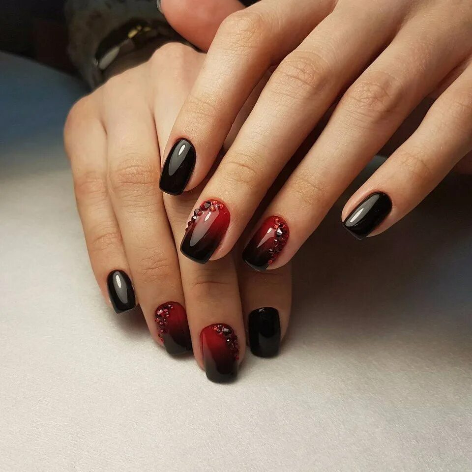 Ногти короткие красно черные. Ногти короткие красно черные. Маникюр на короткие ногти чёрные с крассным. Ногти красные с черным. Черно красный маникюр на короткие ногти.