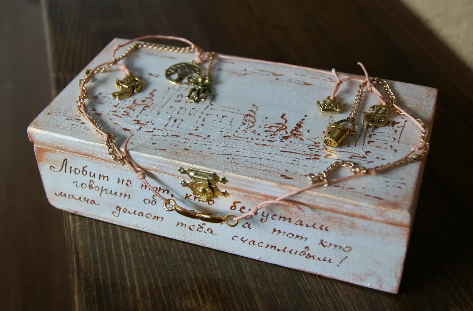 Сундучок добрых пожеланий в детском саду. Поздравление на шкатулке. Психологическая акция «ларец радости». Акция сундучок пожеланий. Сундучок пожеланий.