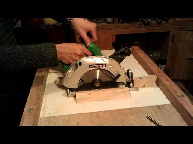 Как установить пилу на стол. Стол для циркулярной пилы. Распиловочный станок prorab 5602. Станина для циркулярной пилы интерскол. Распиловочный стол для ручной циркулярной пилы dewalt 575.