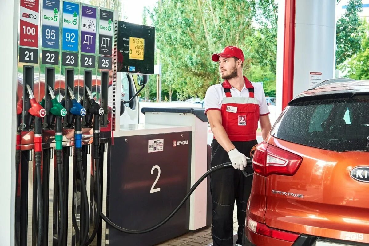 Оператор заправочных станций. Автозаправщик на азс. Мужчина на заправке. Зимнее дизельное топливо на бензоколонке. Девушка на автозаправке.