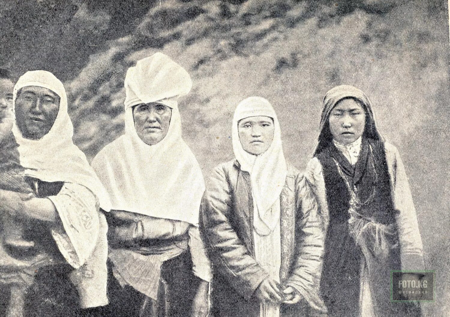 Казахстан 1900. Кыргызы 19 века. Казахские женщины двадцатого века. Национальная одежда кыргызов женская. Киргизка 19 век.