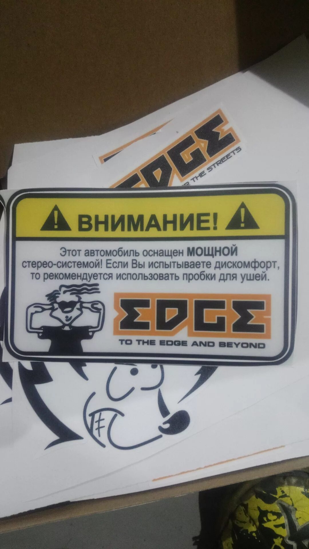 Внимание турбонаддув. Этот автомобиль оснащен. Внимание автомобиль оснащен турбо. Этот автомобиль оснащен. Внимание автомобиль оснащен системой турбонаддува наклейка.