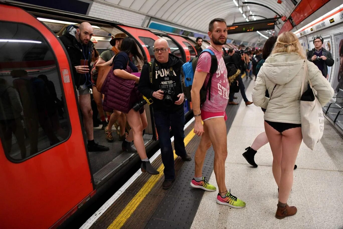 Женщины без штанов. No Pants Subway Ride Москва. No Pants Subway Ride 2020. Нью Йорк метро без штанов. Красивые женщины без штанов.