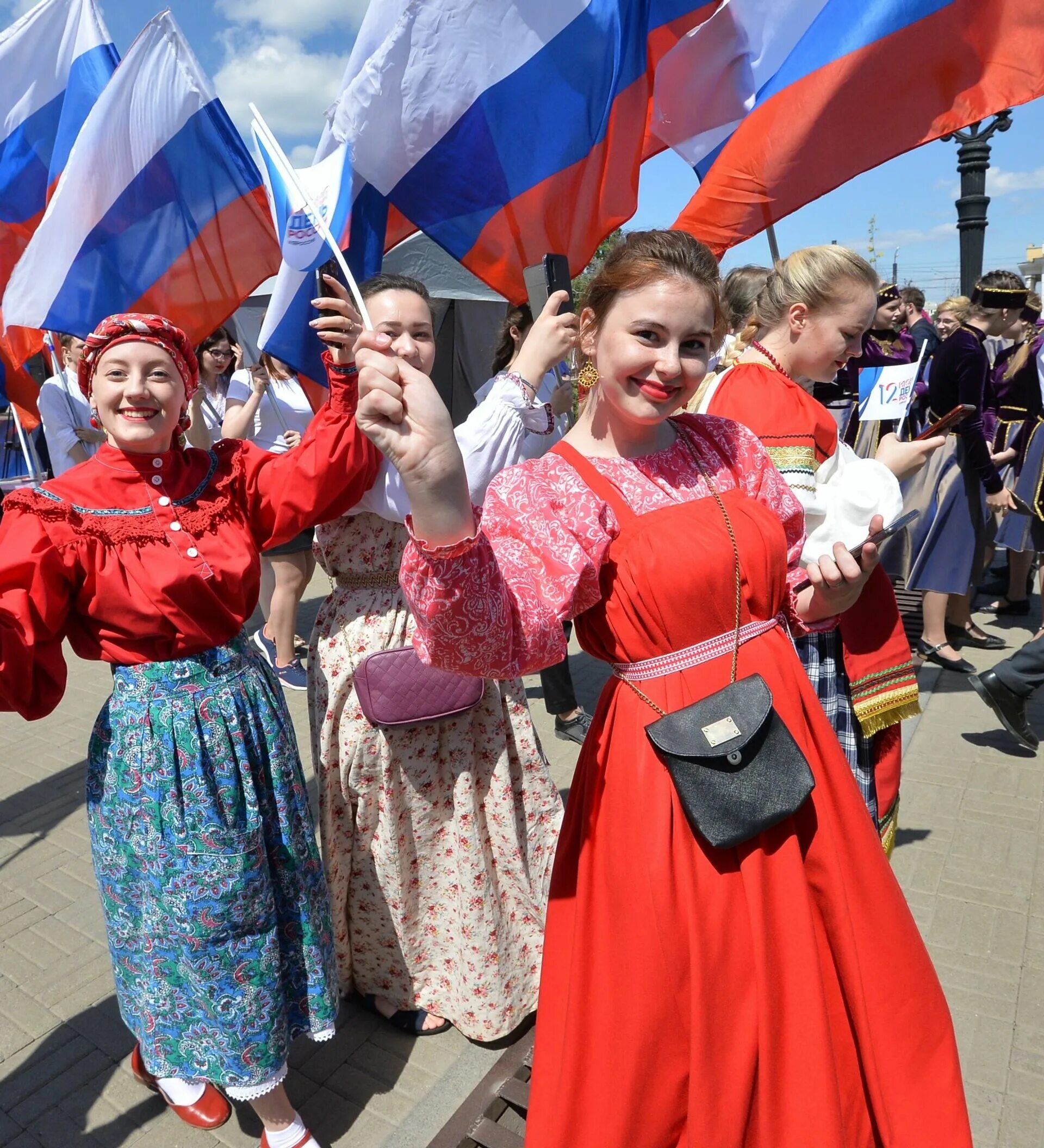 Отдых на праздник день россии. С праздником день России. День России празднование. С праздником россияне. Люди на празднике день России.