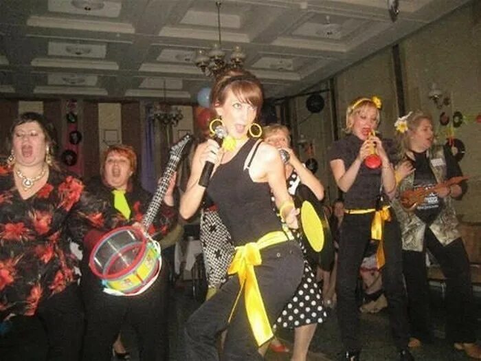 Пьяную коллегу на корпоративе