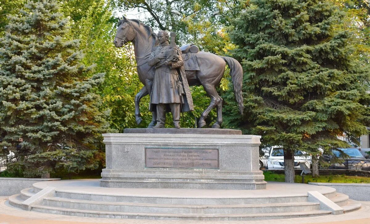 Московская область платов. Памятник Платову в Ростове на Дону. Памятник атаману Платову в Ростове. Памятник атаману Платову в Новочеркасске. Памятник атаману Матвею Платову.