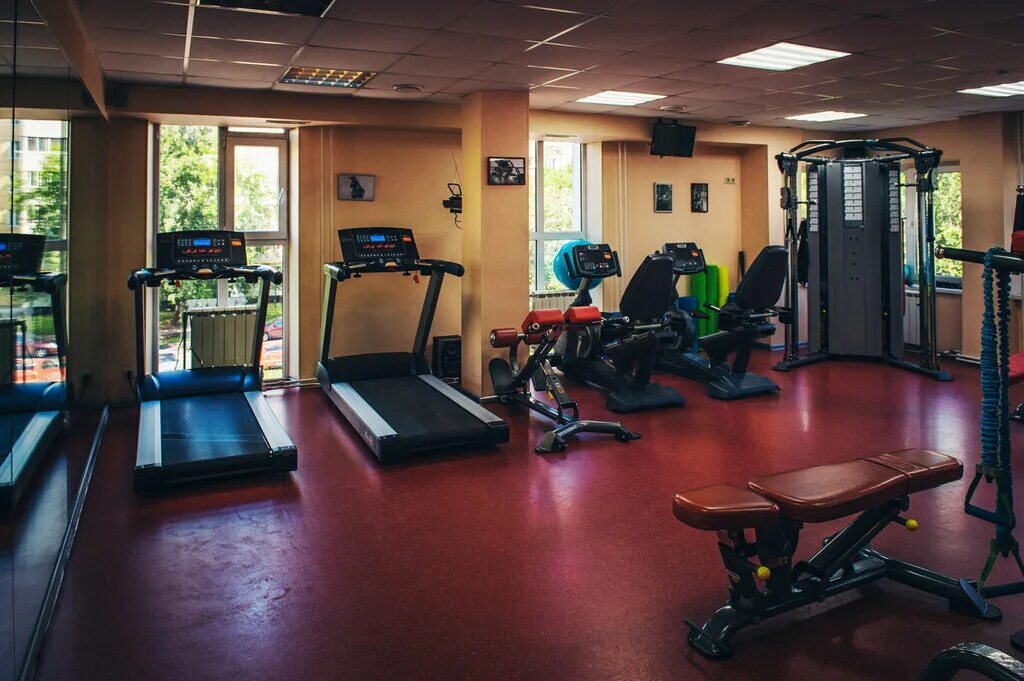 Fitness family киров. Фитнес клуб фэмили. Фитнес фэмили кондратьевский. Фитнес фэмили на типанова. Спортзал фитнес фэмили.