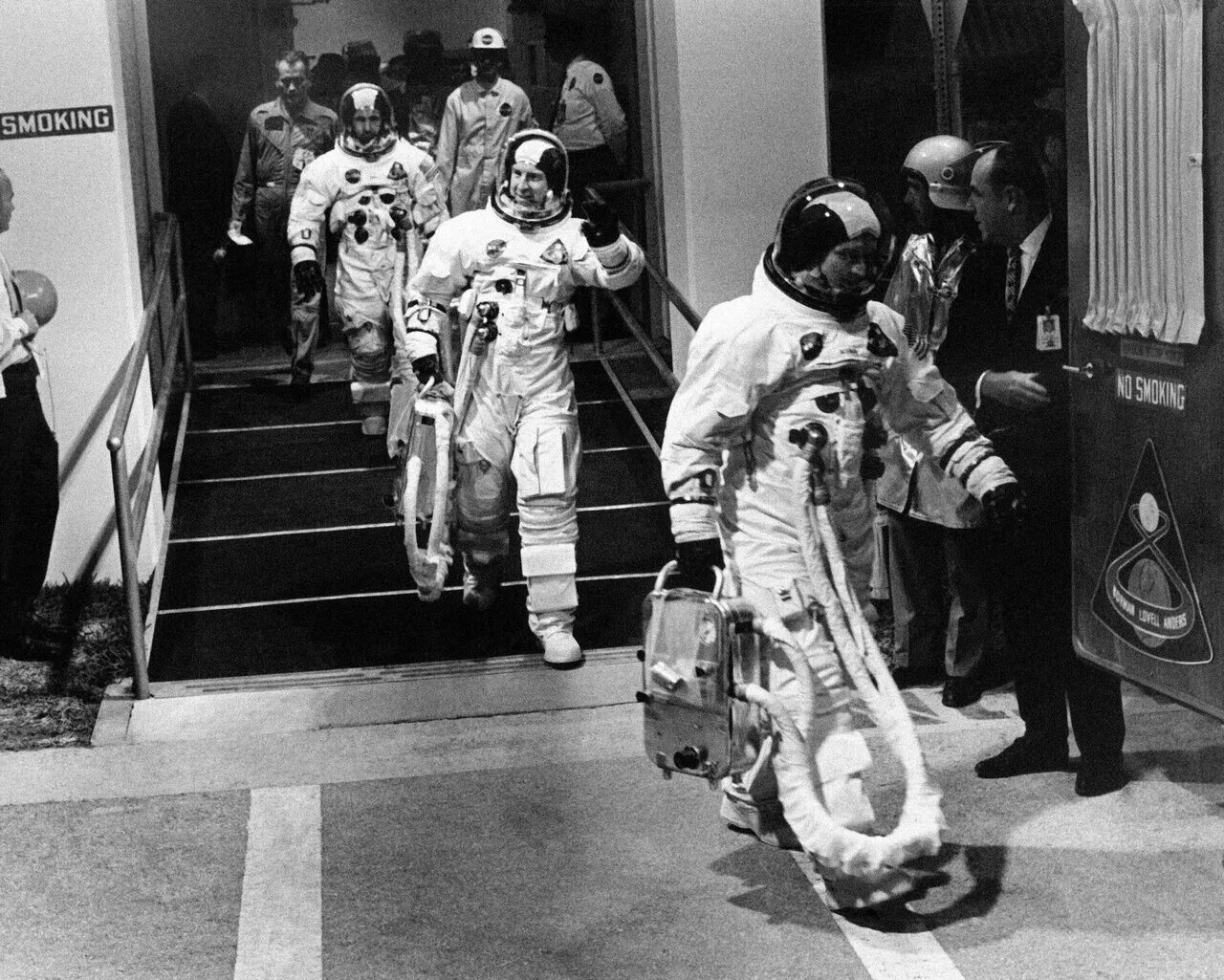 Космонавт no 8. Космонавты перед полетом. Космонавт прощается. Гагарин перед полетом. Apollo 8 1968.