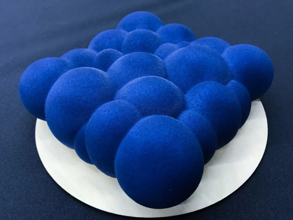 Облака десерты. Торт велюр. Муссовый торт облако. Синий велюровый торт. Торт синий велюр.