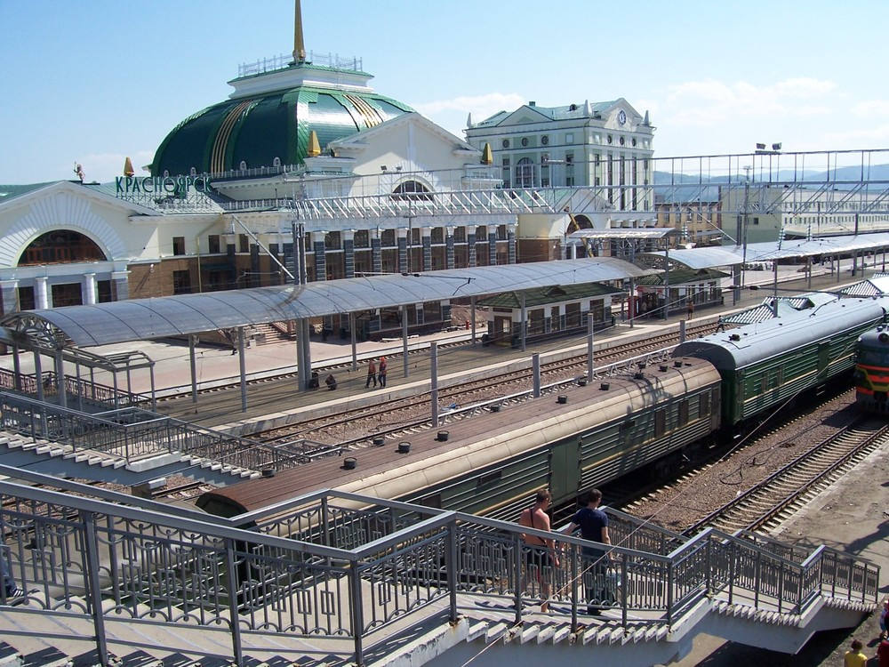 Ж д станции россии. Железнодорожный вокзал Красноярск, Красноярск. ЖД вокзал Красноярск перрон. РЖД вокзал Красноярск. Вокзал Красноярск пассажирский.