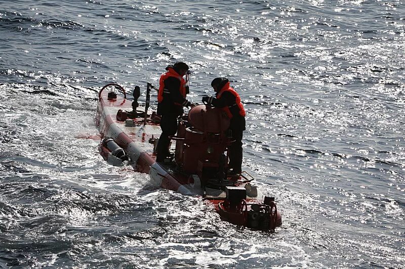 Терпящие бедствие на воде. Спасание судов терпящих бедствие. Водолазно-спасательное судно на Камчатке. Аварийно спасательный катер. Спасение пострадавших с судов, терпящих бедствие.