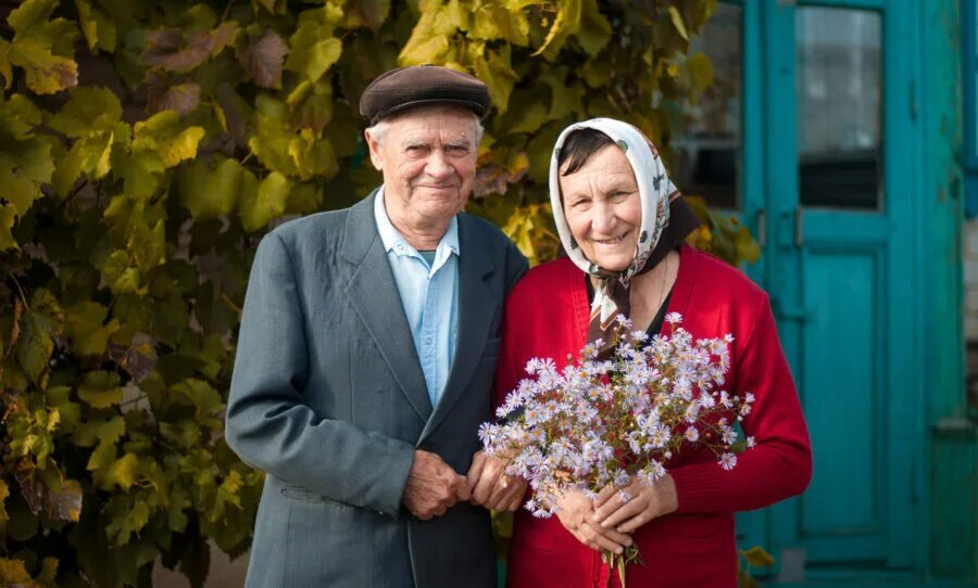 Деревня пенсионеров. Пожилые люди в деревне. Бабушка и дедушка. Бабушка и дедушка в деревне. Счастливые пенсионеры России.