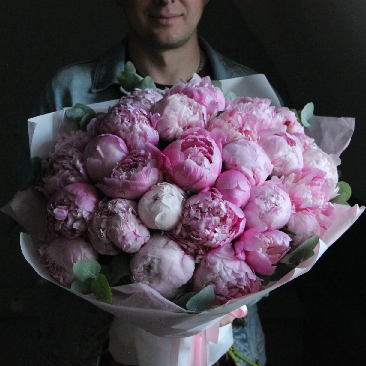 Пион bouquet perfect. Пионы с доставкой спб. Пионы с доставкой. Пионы в шляпной коробке. Пионы и питер.