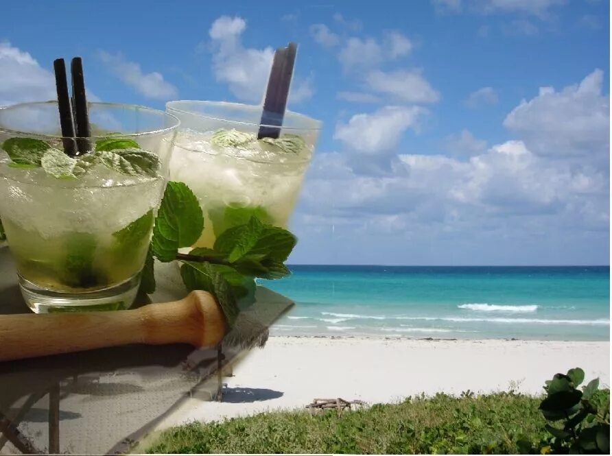 Мохито солнце. Мохито Куба. Mojito Beach (пляж Мохито) Саккала. Коктейль на пляже. Тропический коктейль.