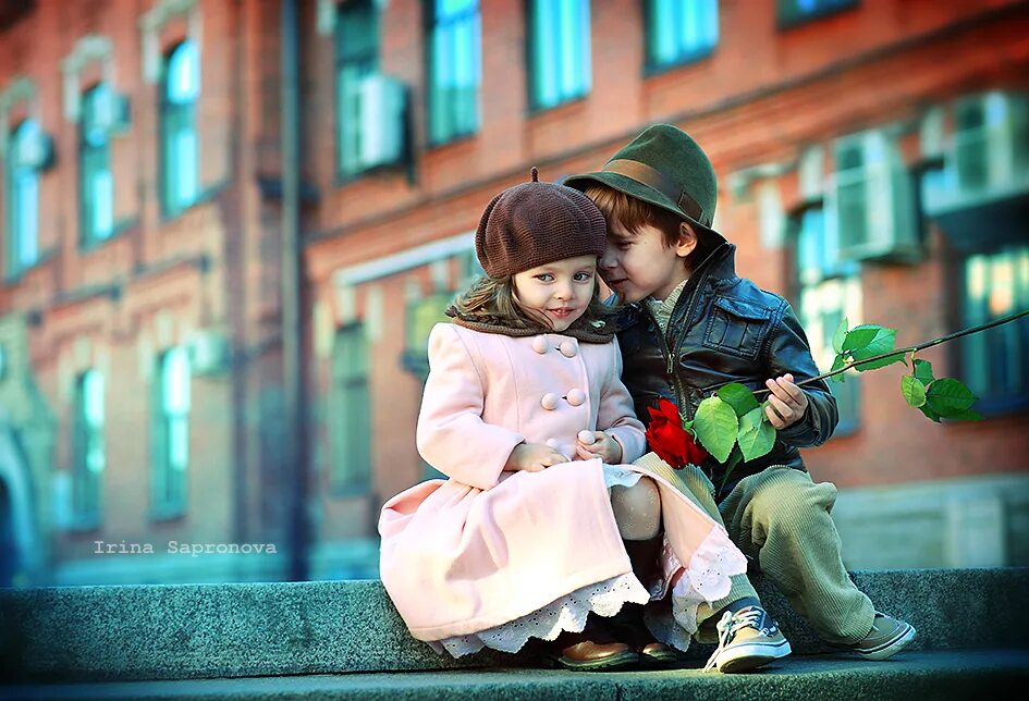 Любовь к ребенку. Дева мальчик. Детская влюбленность. Мальчик романтик. Мальчик и девочка любовь.